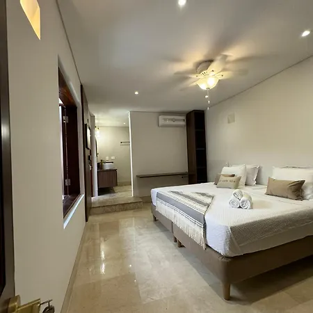 Luxury House In The Heart Of W/ Jacuzzi